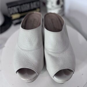 Chocolat Blu Women's Cream Leather Platform Mules size 7.5